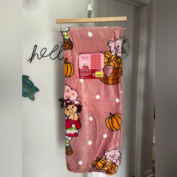 NEW Strawberry Shortcake Fall Autumn Pink Polka Dot Blanket 50”x70” - Picture 1 of 1